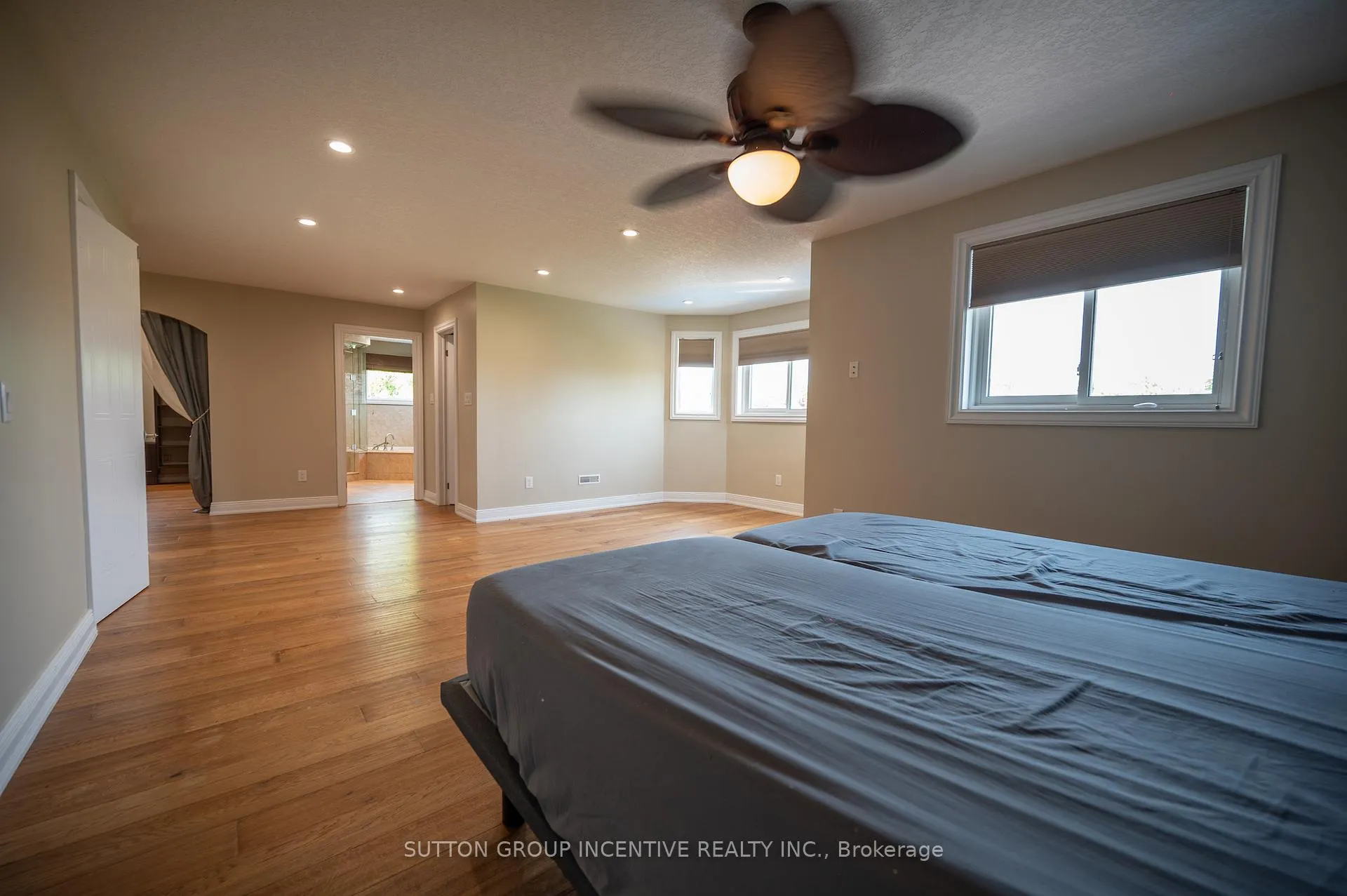 Photo 14 of 10 Gordon Court, Barrie, West Bayfield — HOMEH