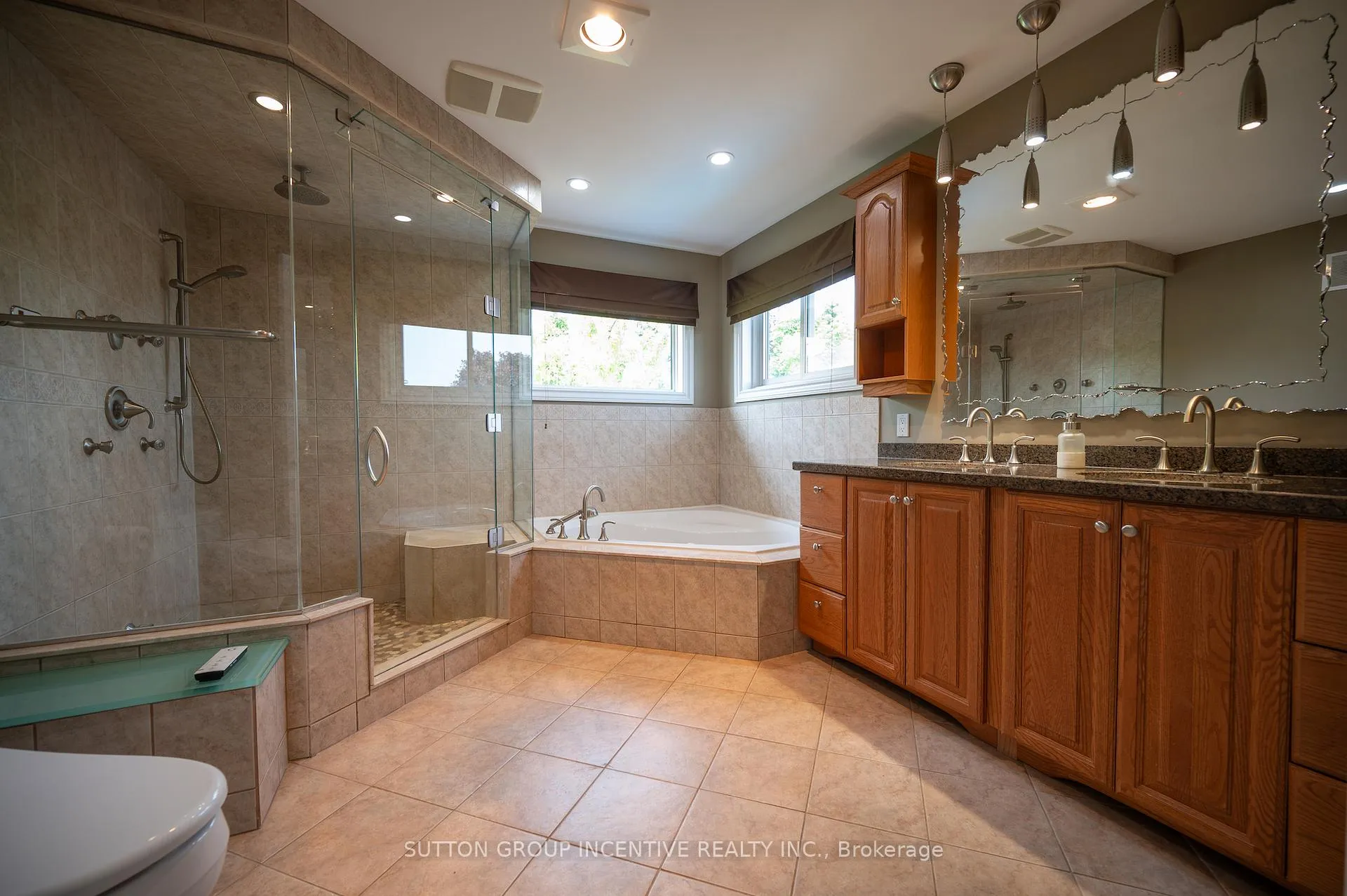 Photo 15 of 10 Gordon Court, Barrie, West Bayfield — HOMEH