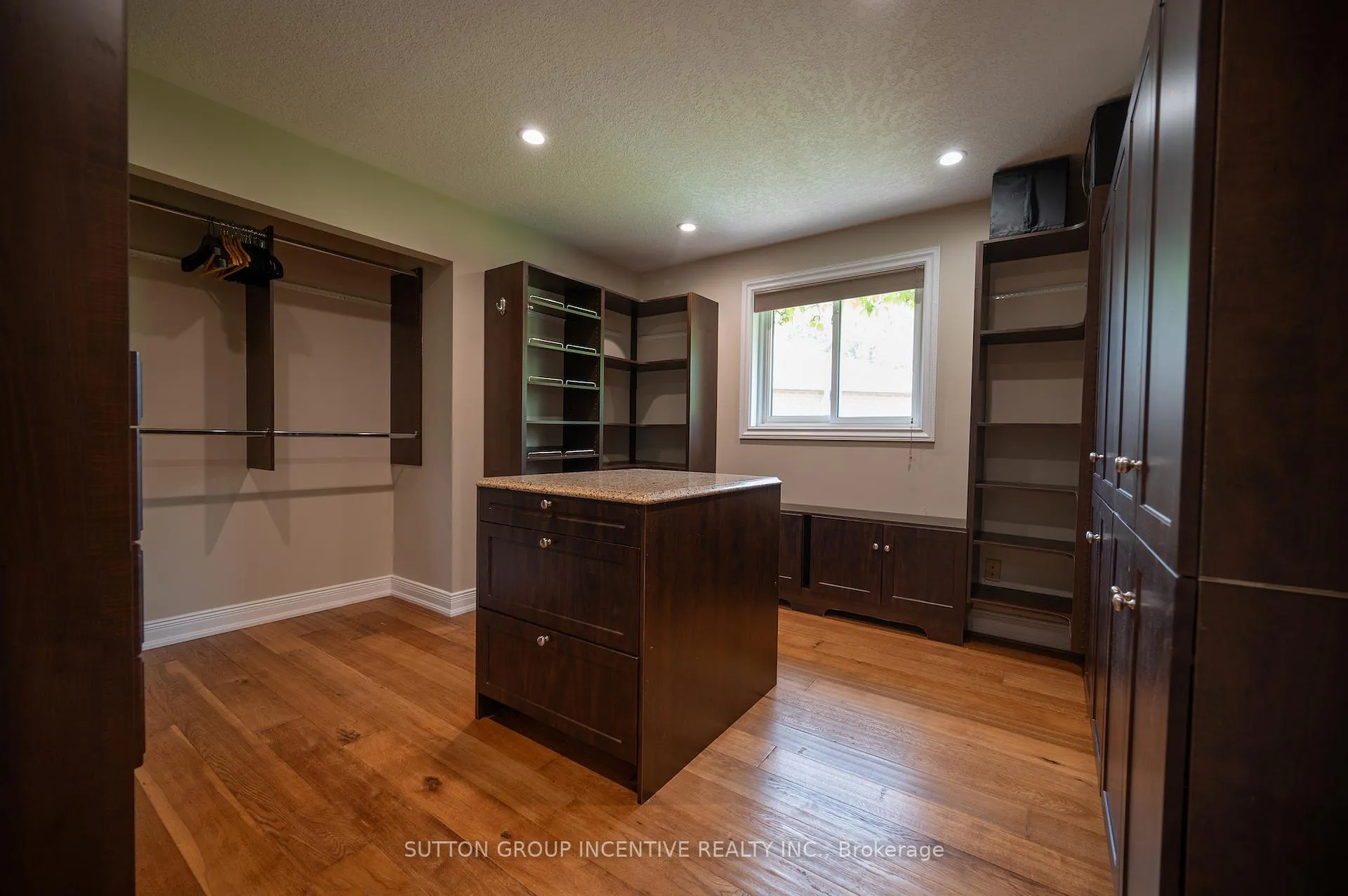 Photo 16 of 10 Gordon Court, Barrie, West Bayfield — HOMEH