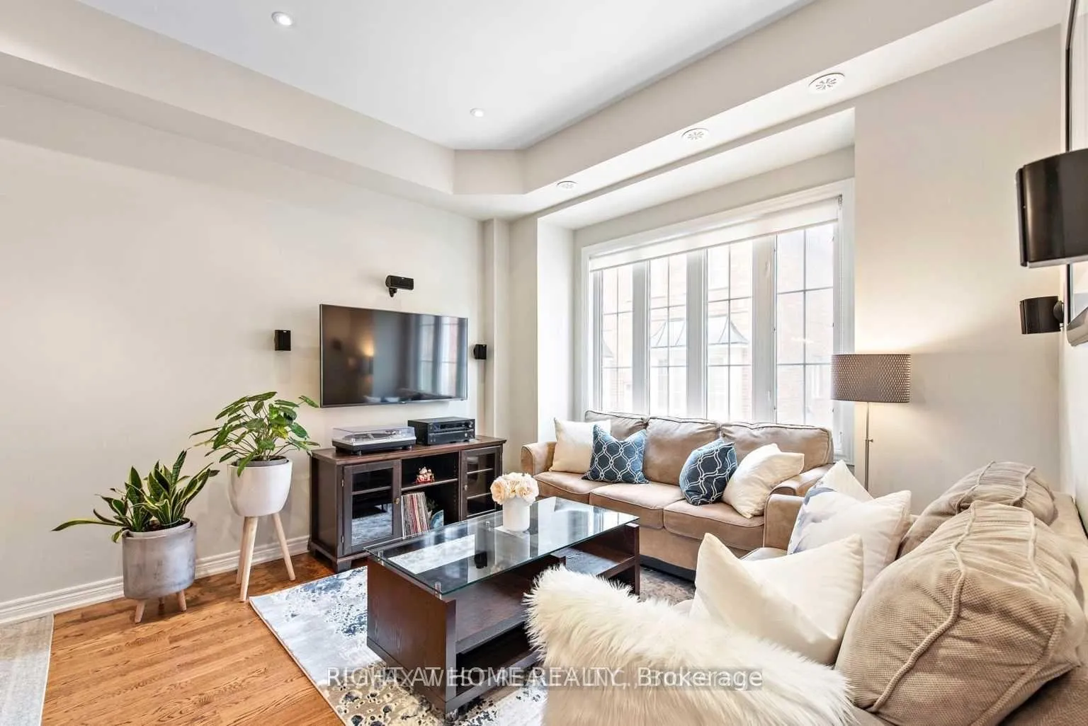 Photo 5 of 1463 Queen Street E, Toronto, Greenwood-Coxwell — HOMEH