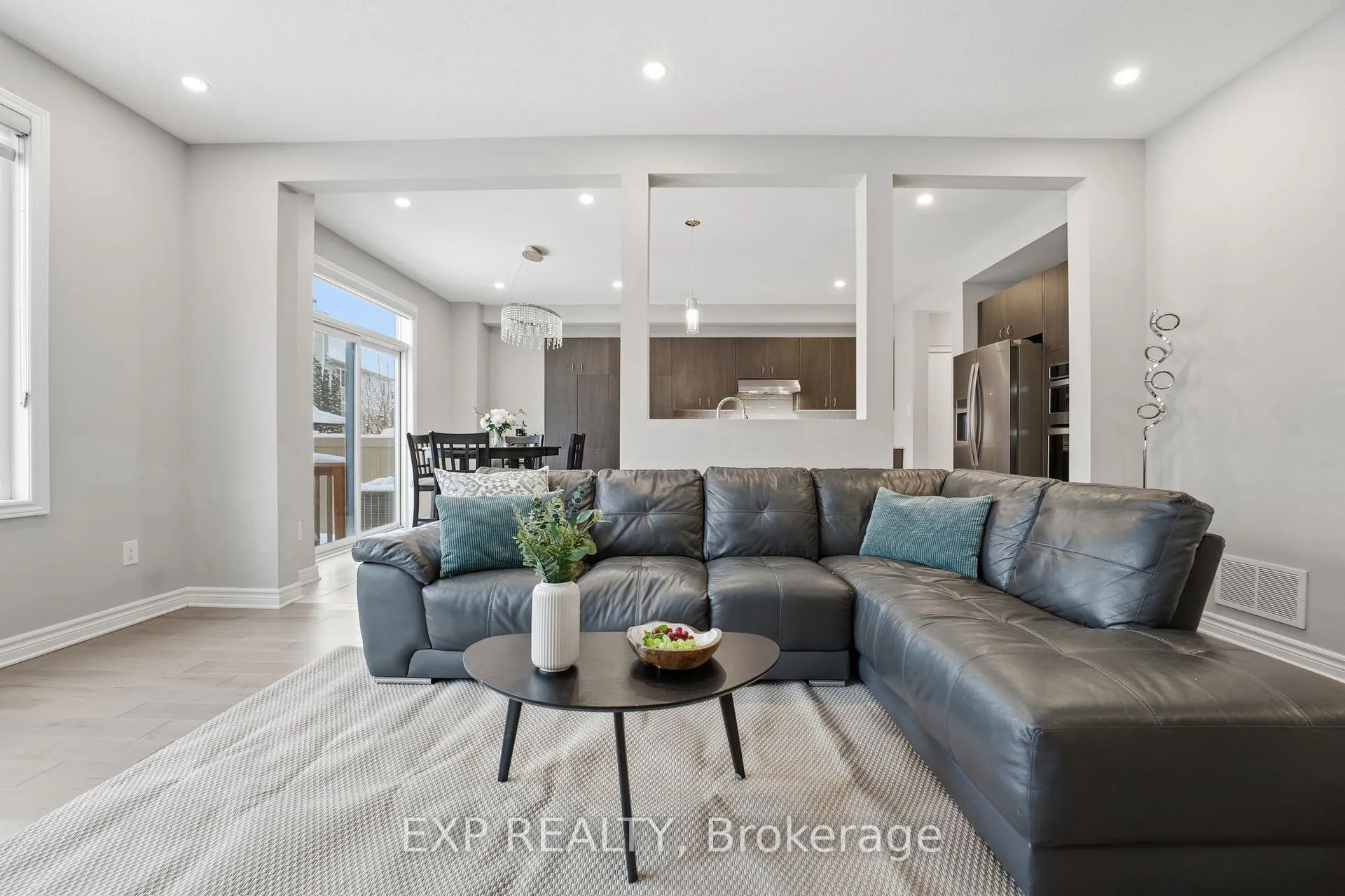 Photo 9 of 118 Discovery Crescent, Ottawa, Stittsville (North) — HOMEH