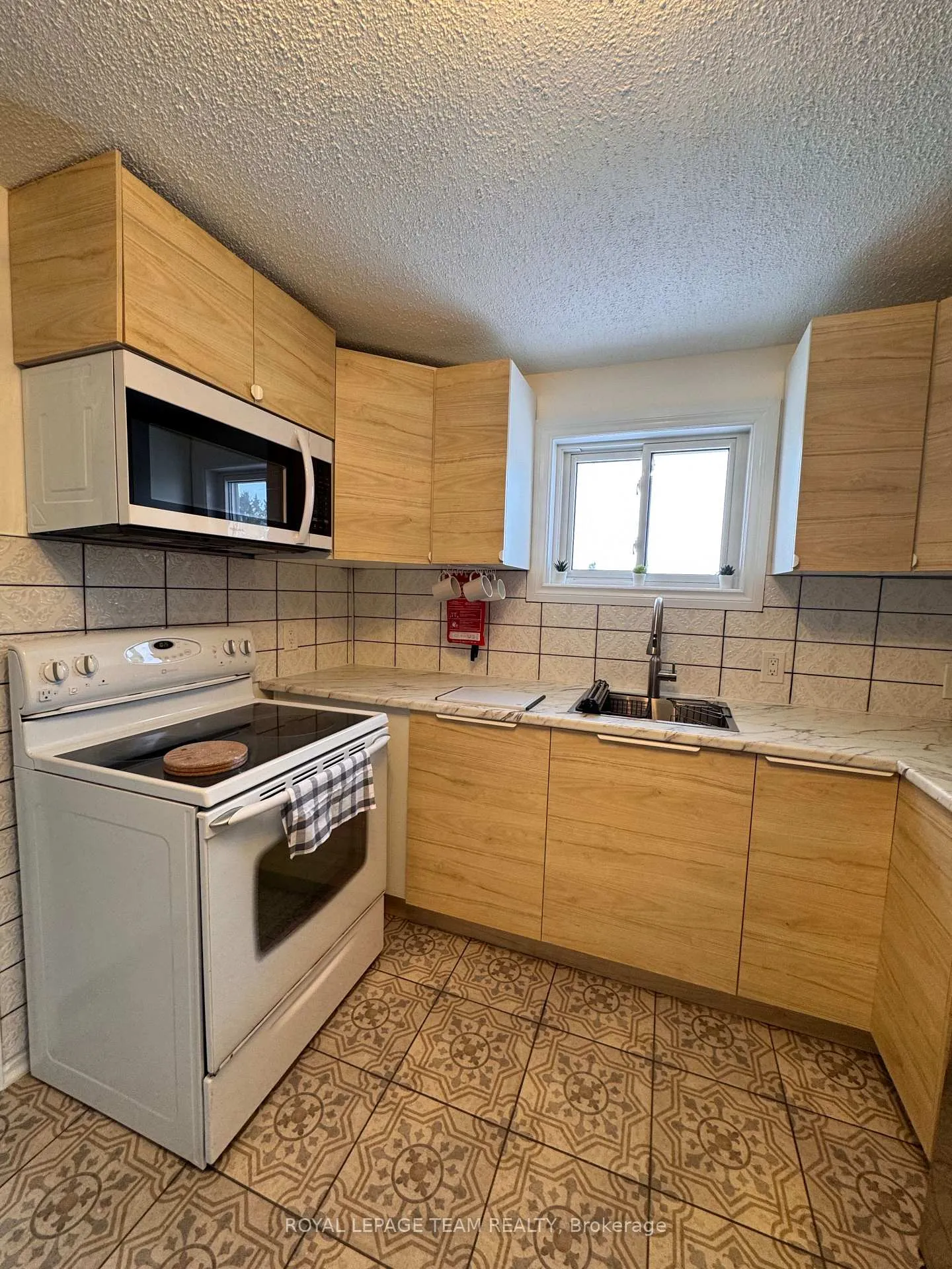 Photo 13 of Unit 2, 1133 Maisonneuve Street, Ottawa, Convent Glen South — HOMEH