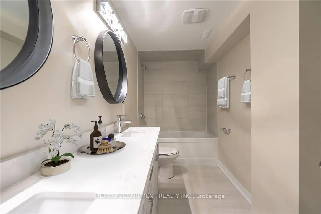 Photo 5 of Unit 2, 749 Upper Ottawa Street, Hamilton, Huntington — HOMEH