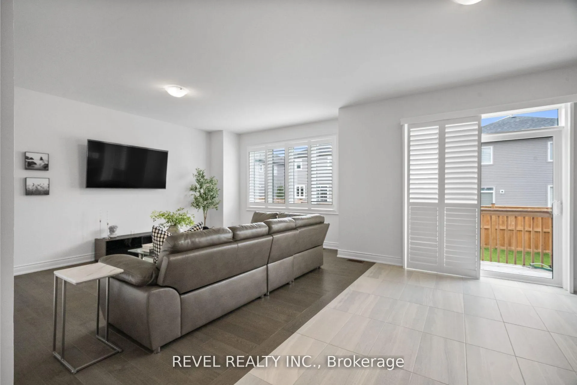 Photo 5 of 12 Emerald Street, Wasaga Beach — HOMEH