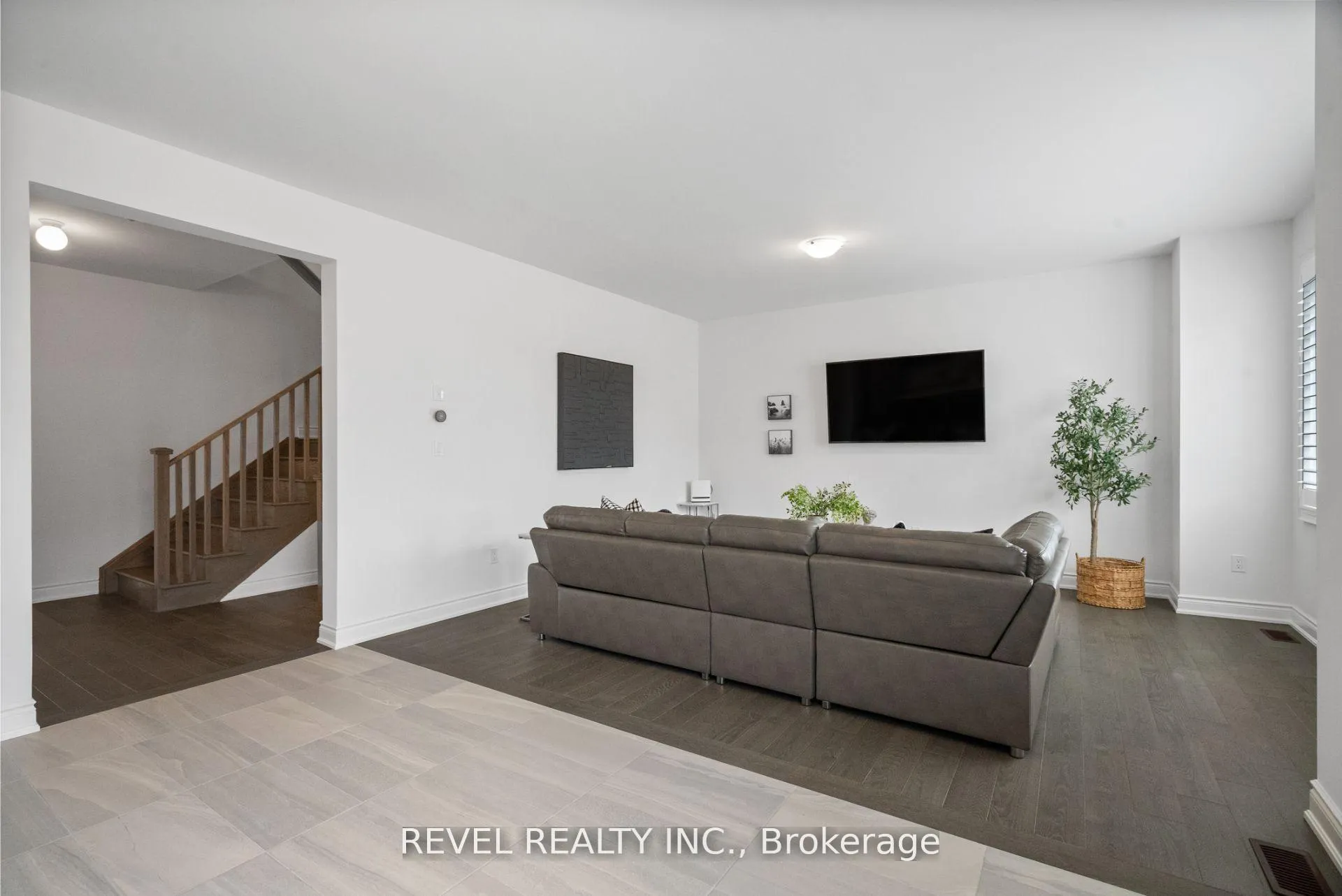 Photo 6 of 12 Emerald Street, Wasaga Beach — HOMEH