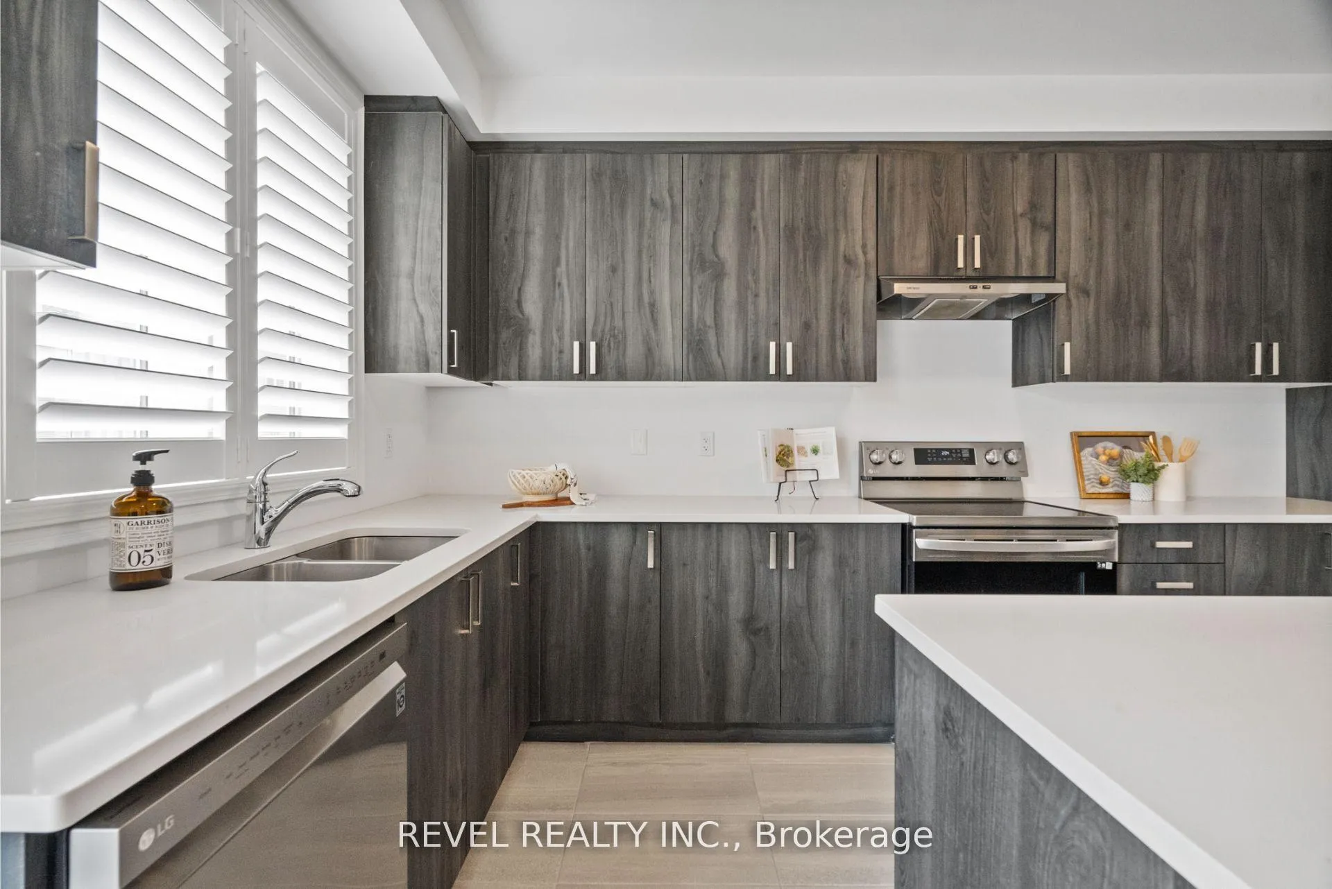 Photo 14 of 12 Emerald Street, Wasaga Beach — HOMEH