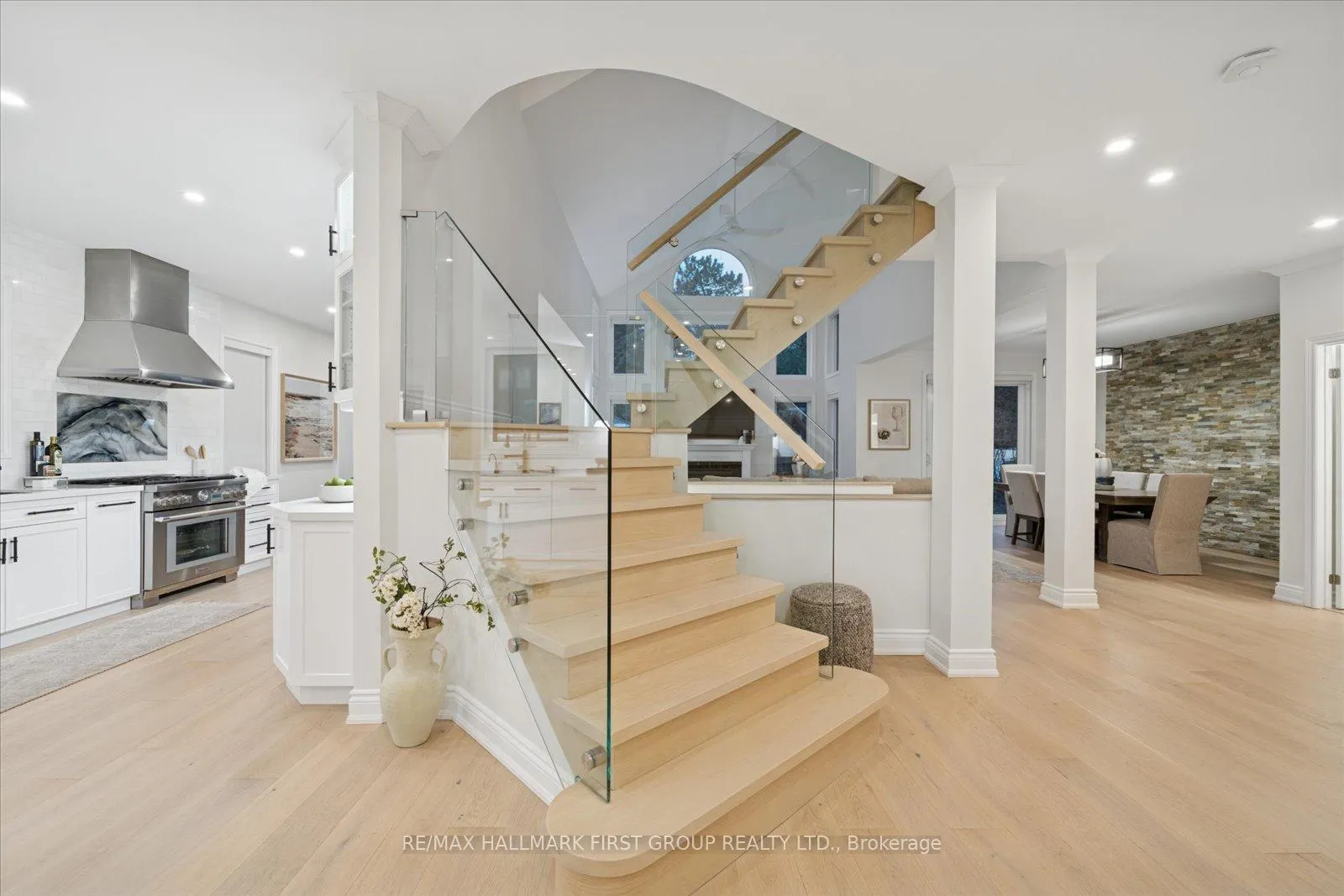 Photo 5 of 462 Oakwood Drive, Pickering, Rosebank — HOMEH