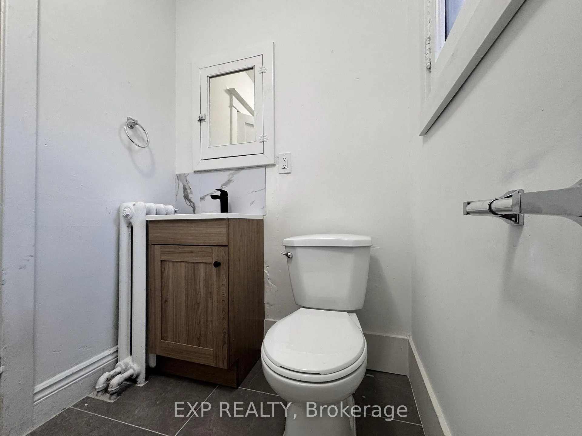 Photo 4 of Unit UNIT-6, 321 Hunter Street, Hamilton, Stinson — HOMEH