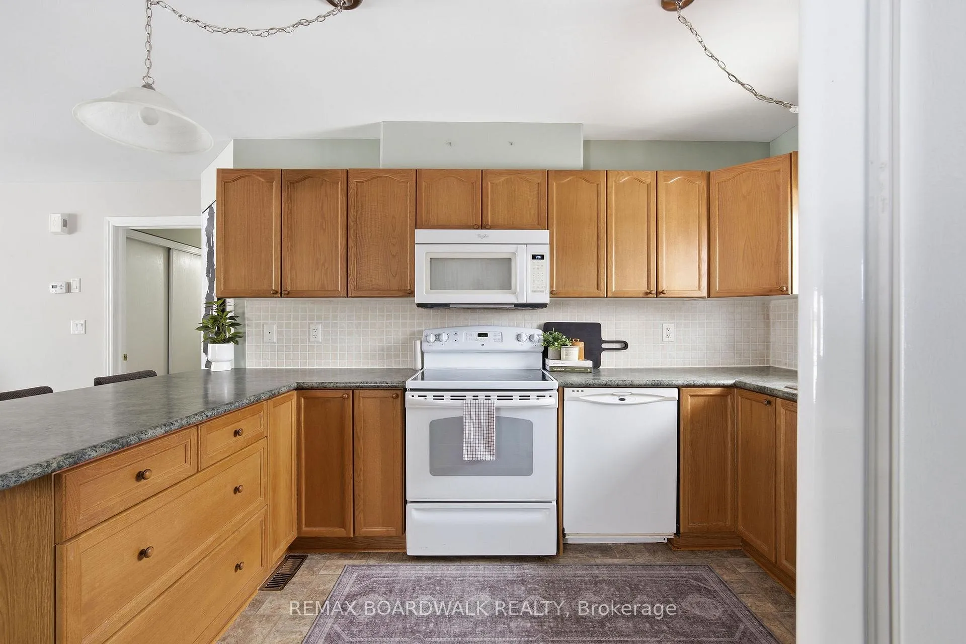 Photo 4 of 307 Chestnut Private, Ottawa, Richmond — HOMEH