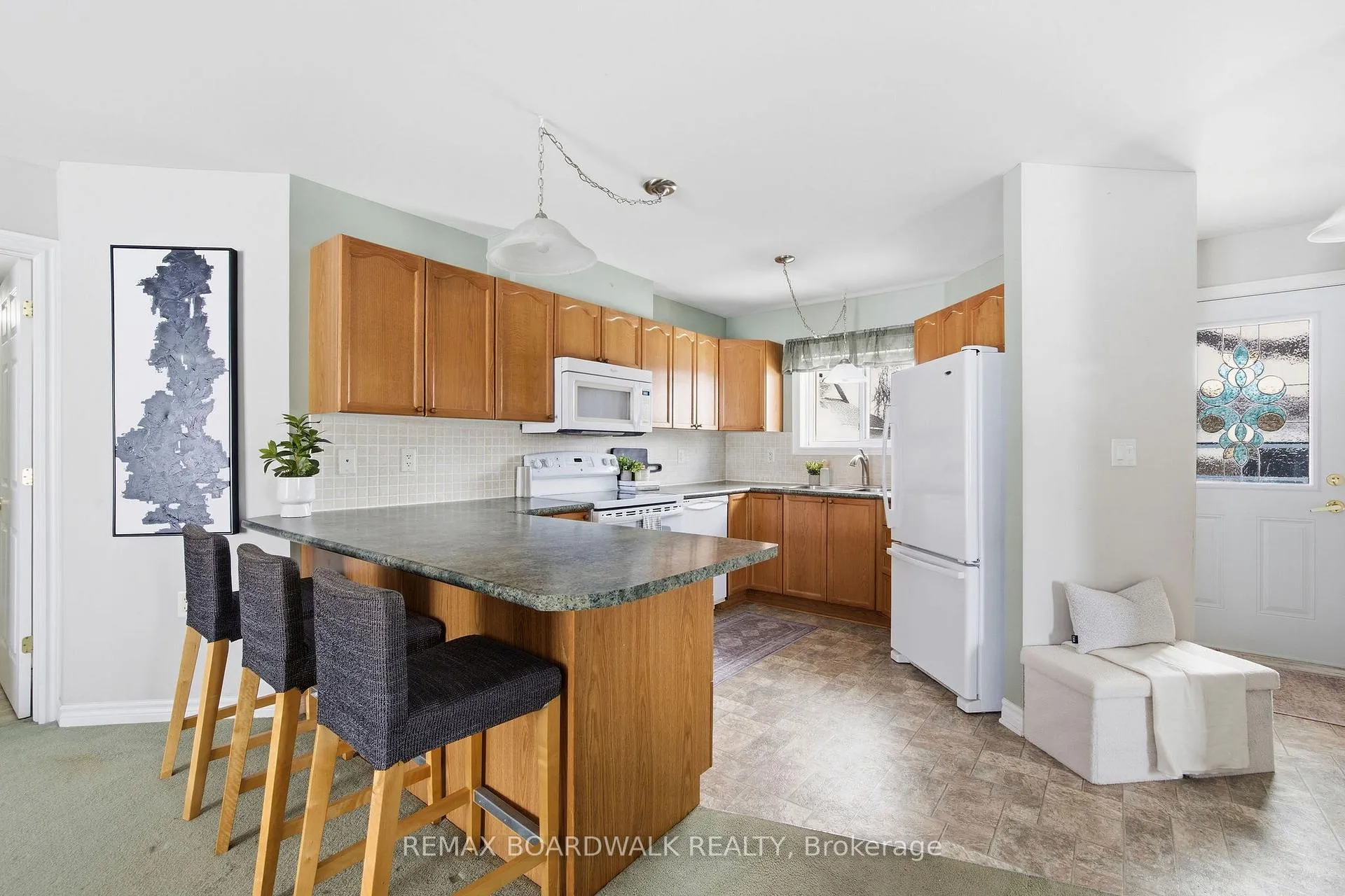 Photo 5 of 307 Chestnut Private, Ottawa, Richmond — HOMEH