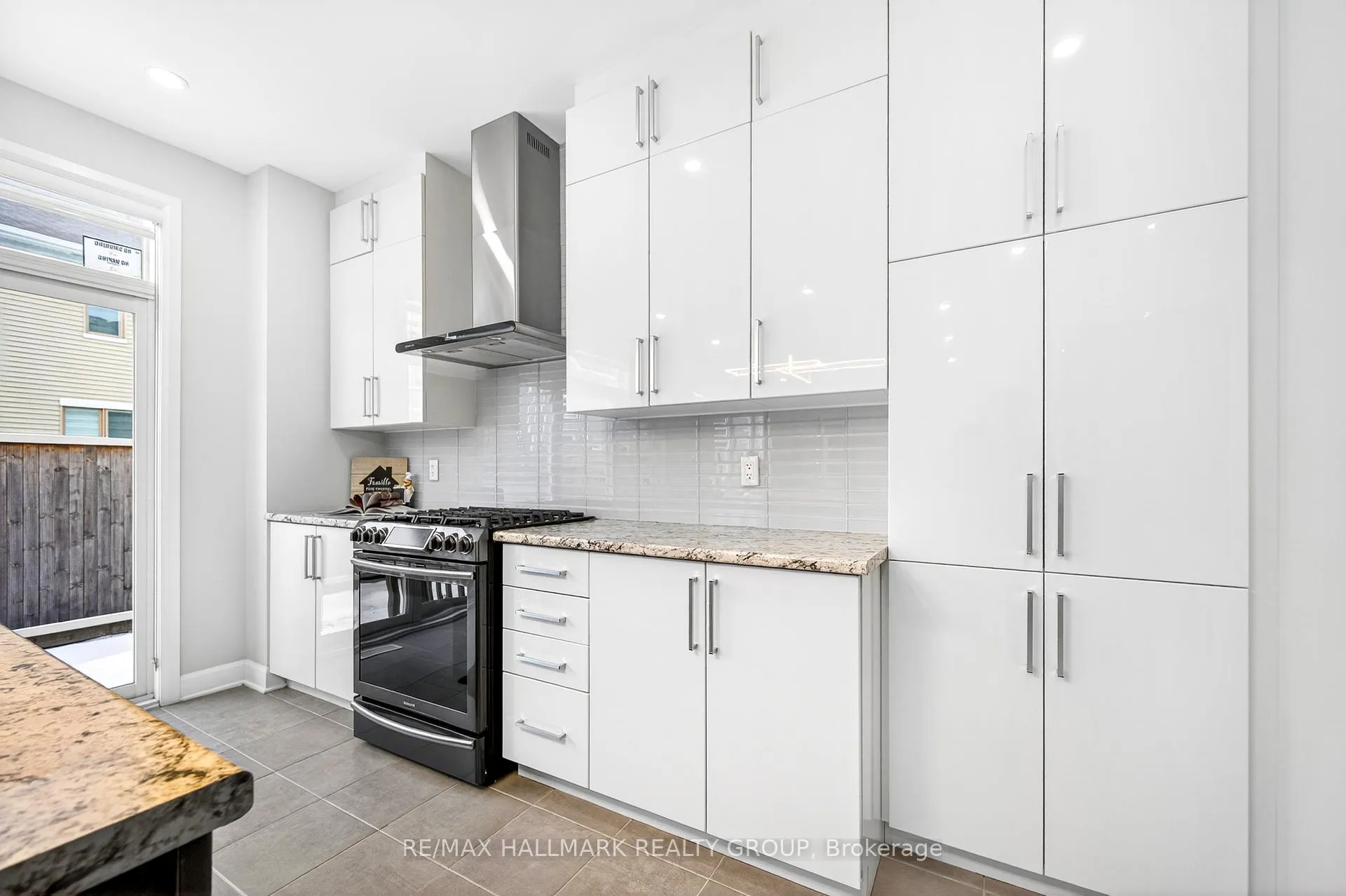 Photo 10 of 232 Aquarium Avenue, Ottawa, Avalon West — HOMEH