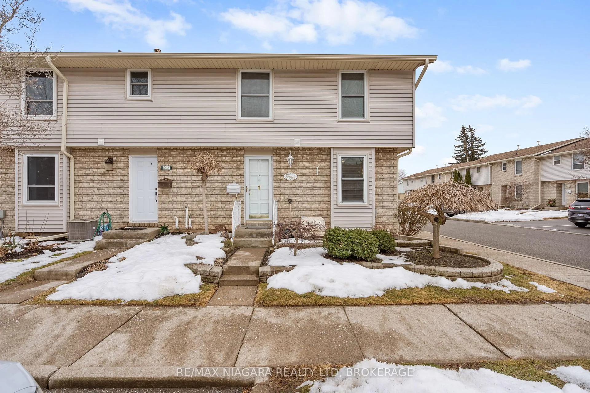 Photo 2 of Unit 4, 242 Lakeport Road, St. Catharines, Lakeport — HOMEH