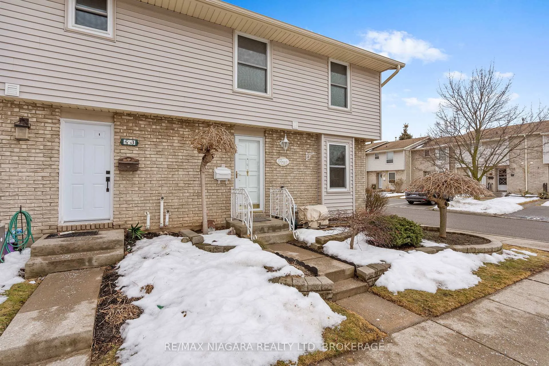 Photo 3 of Unit 4, 242 Lakeport Road, St. Catharines, Lakeport — HOMEH