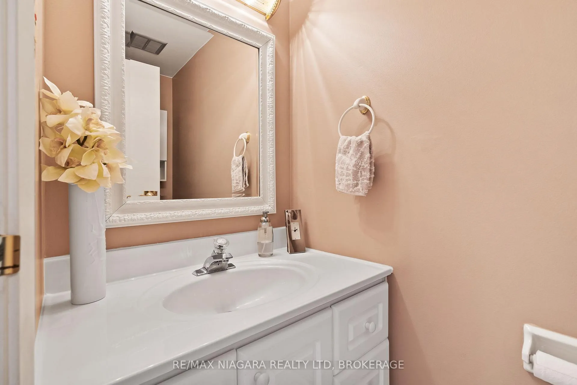 Photo 11 of Unit 4, 242 Lakeport Road, St. Catharines, Lakeport — HOMEH
