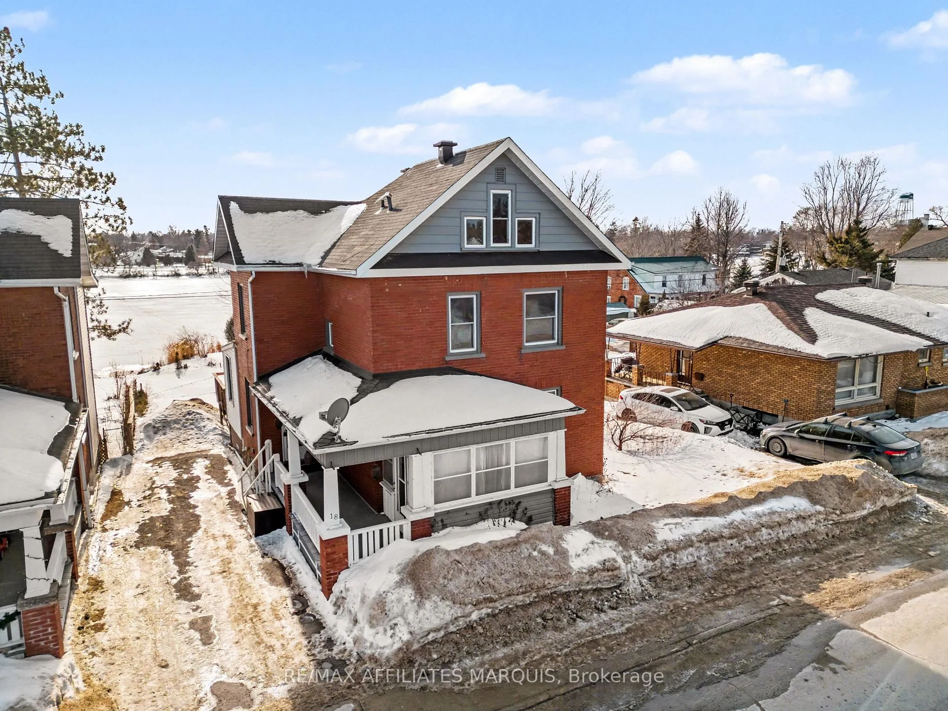Photo 2 of 18 Queen Street, Smiths Falls — HOMEH