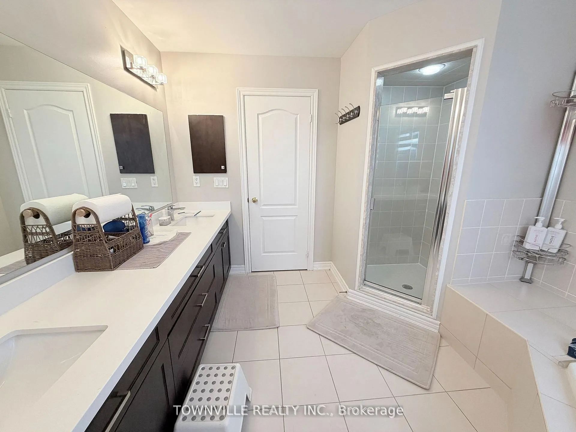 Photo 13 of 26 Messina Avenue, Brampton, Bram West — HOMEH