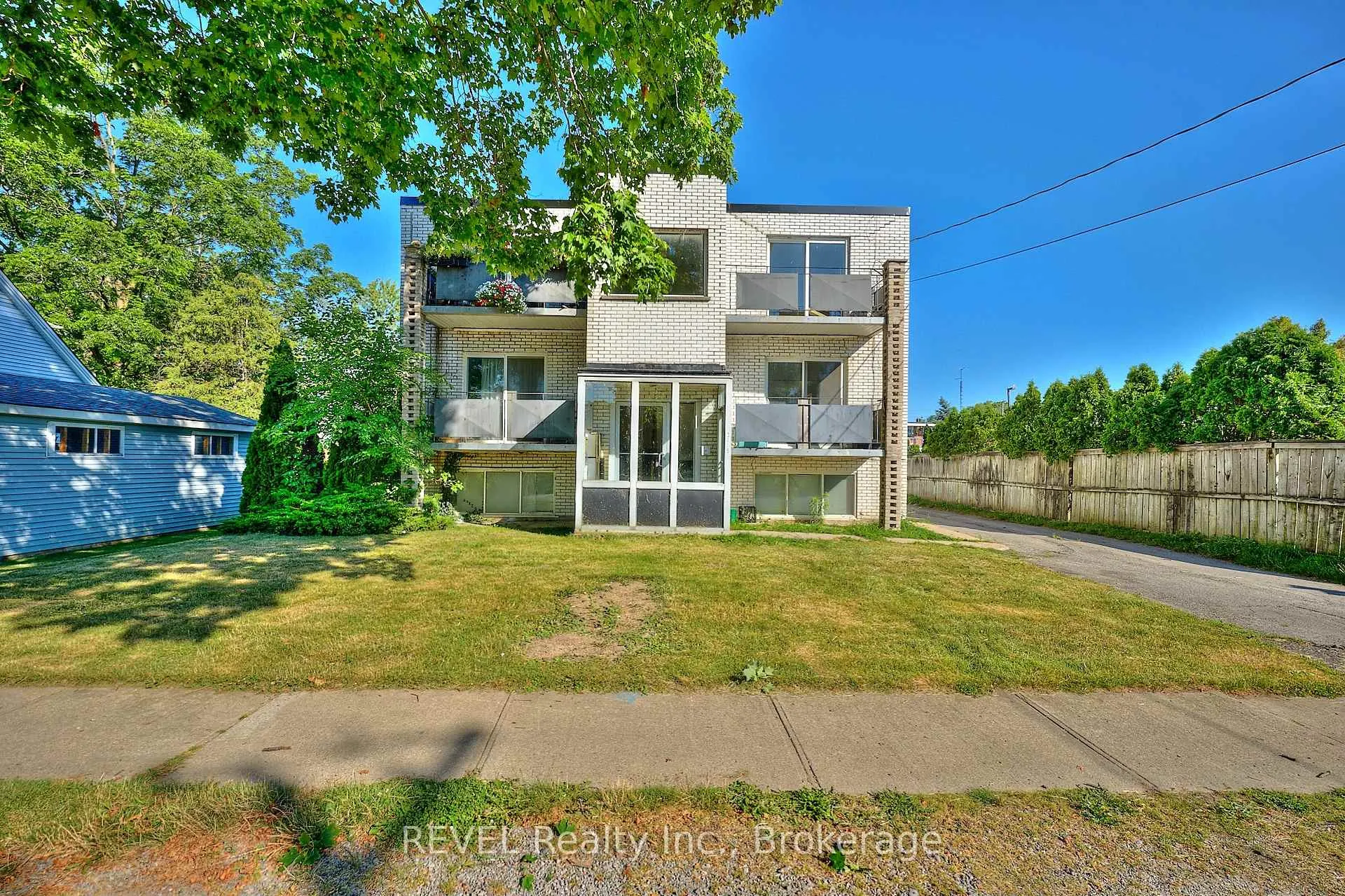 Photo 3 of 3865 Front Street, Niagara Falls, Chippawa — HOMEH