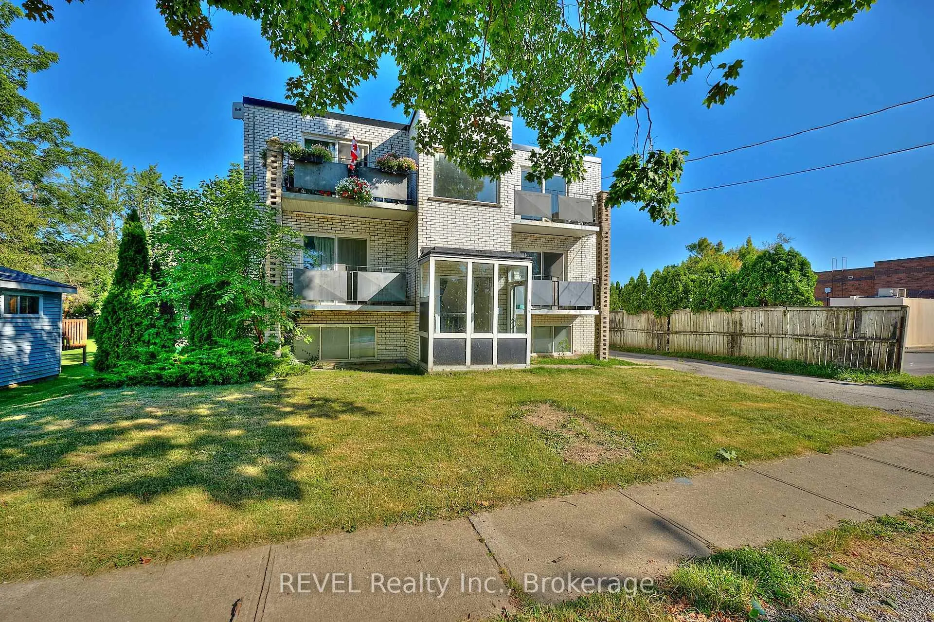 Photo 4 of 3865 Front Street, Niagara Falls, Chippawa — HOMEH
