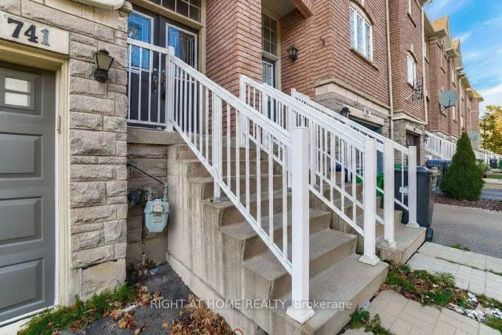 Photo 2 of 741 Maxman Street, Mississauga, Hurontario — HOMEH
