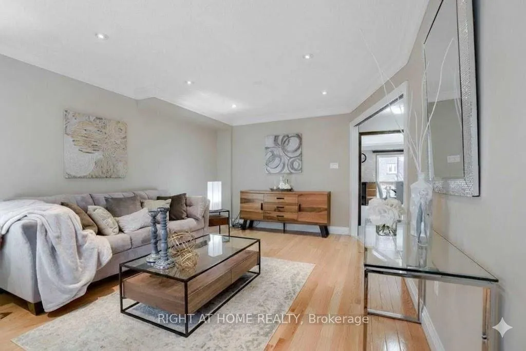 Photo 6 of 741 Maxman Street, Mississauga, Hurontario — HOMEH