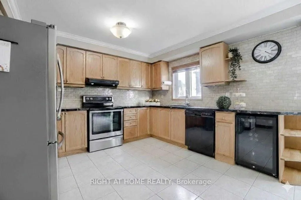 Photo 7 of 741 Maxman Street, Mississauga, Hurontario — HOMEH