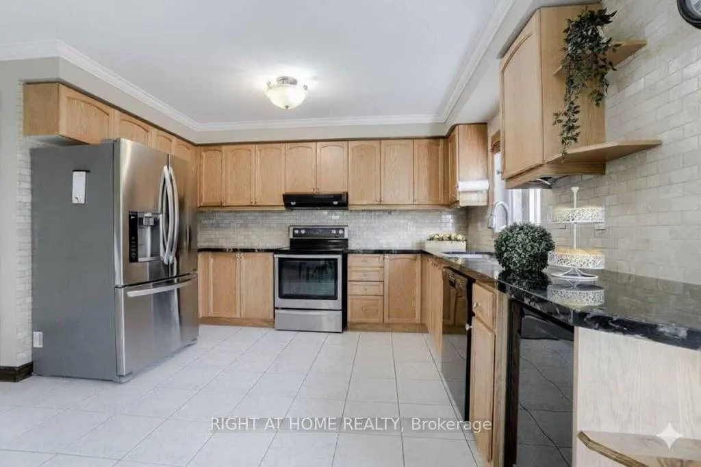 Photo 8 of 741 Maxman Street, Mississauga, Hurontario — HOMEH