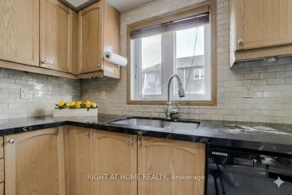 Photo 9 of 741 Maxman Street, Mississauga, Hurontario — HOMEH