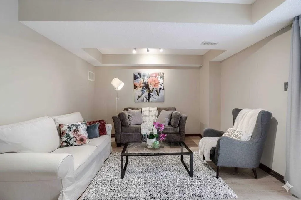Photo 23 of 741 Maxman Street, Mississauga, Hurontario — HOMEH