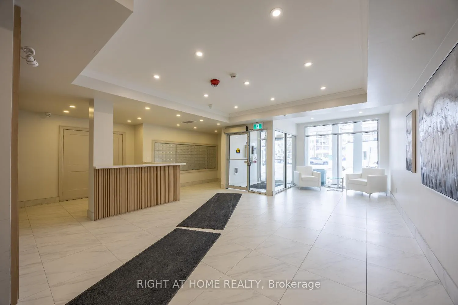 Photo 4 of Unit 402, 50 Lakebreeze Drive, Clarington, Newcastle — HOMEH