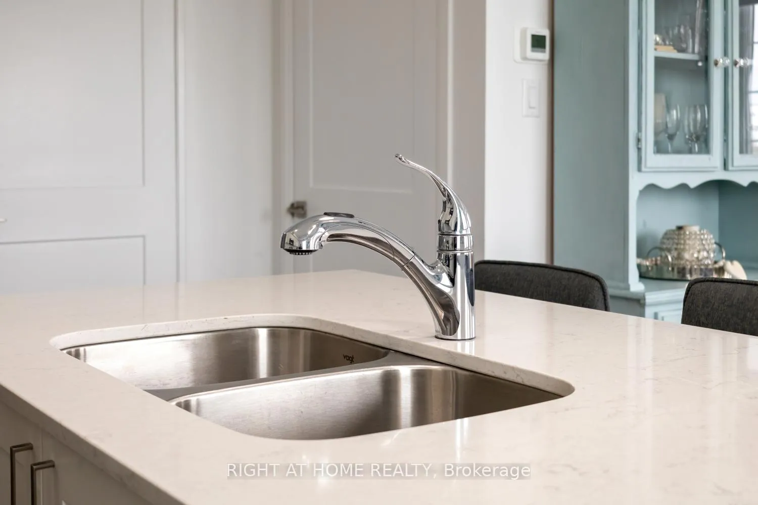 Photo 13 of Unit 402, 50 Lakebreeze Drive, Clarington, Newcastle — HOMEH