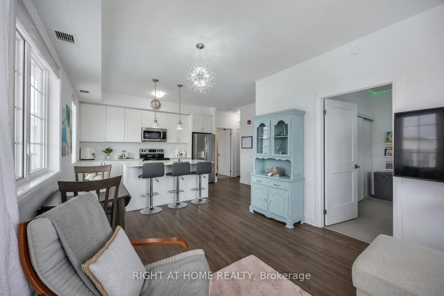Photo 17 of Unit 402, 50 Lakebreeze Drive, Clarington, Newcastle — HOMEH