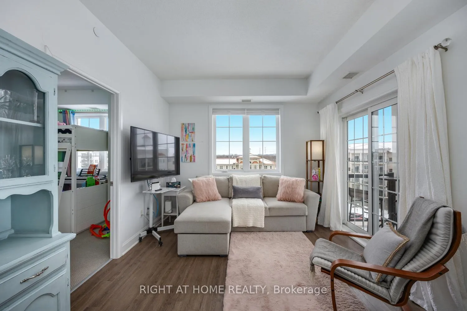Photo 20 of Unit 402, 50 Lakebreeze Drive, Clarington, Newcastle — HOMEH