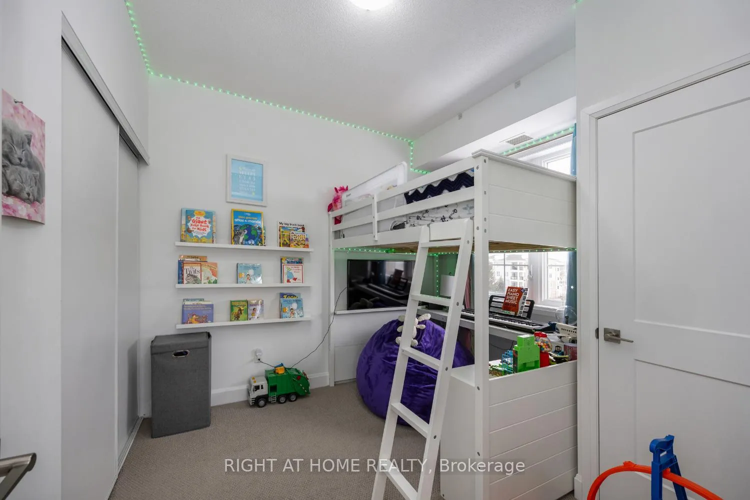 Photo 21 of Unit 402, 50 Lakebreeze Drive, Clarington, Newcastle — HOMEH