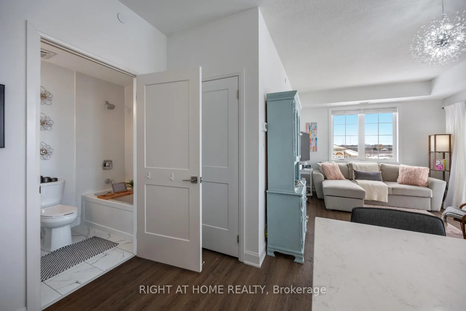 Photo 23 of Unit 402, 50 Lakebreeze Drive, Clarington, Newcastle — HOMEH
