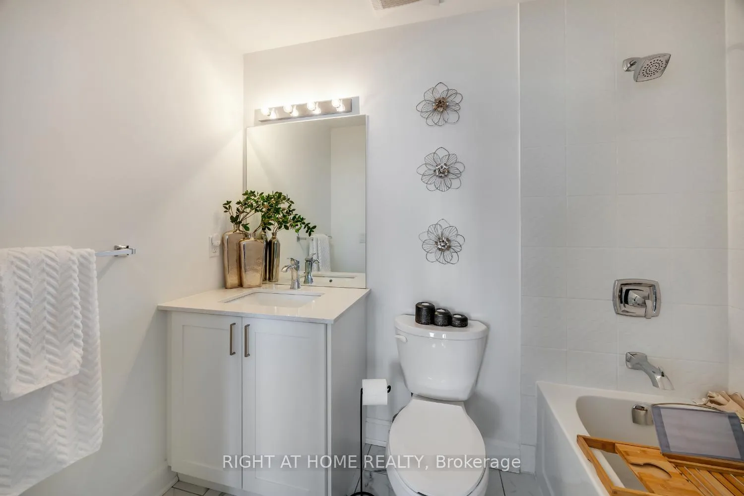 Photo 24 of Unit 402, 50 Lakebreeze Drive, Clarington, Newcastle — HOMEH