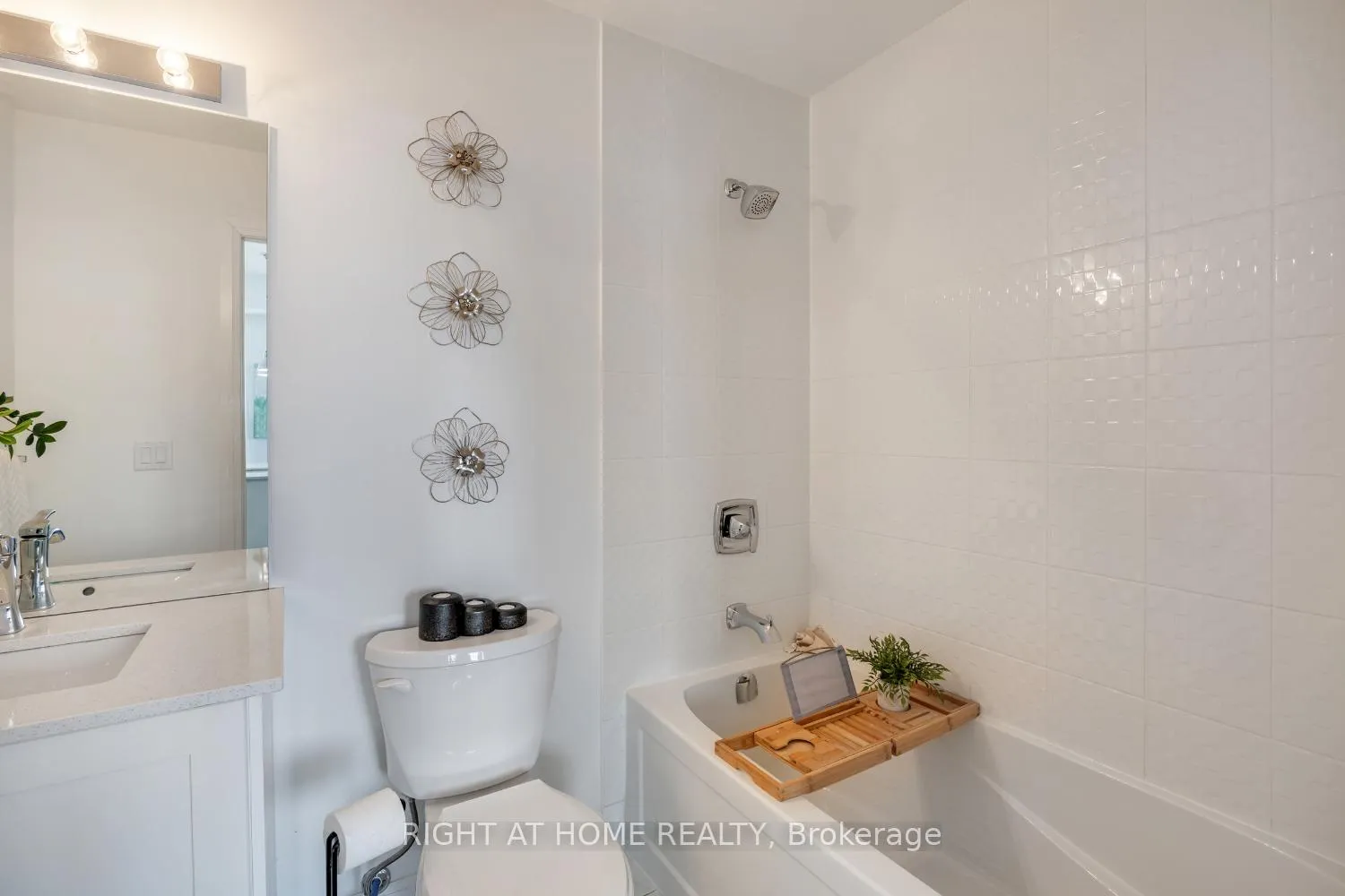 Photo 25 of Unit 402, 50 Lakebreeze Drive, Clarington, Newcastle — HOMEH