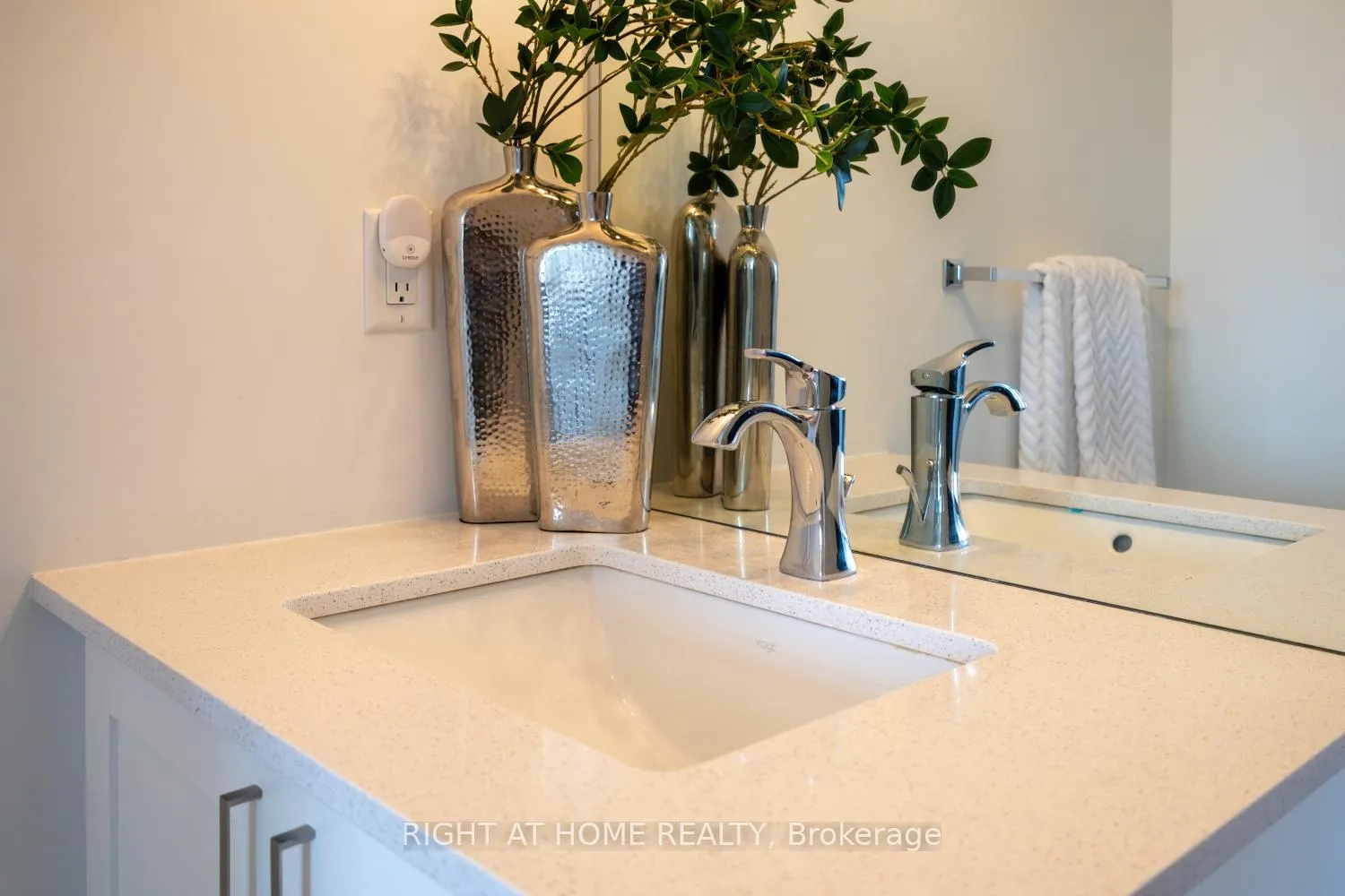 Photo 26 of Unit 402, 50 Lakebreeze Drive, Clarington, Newcastle — HOMEH