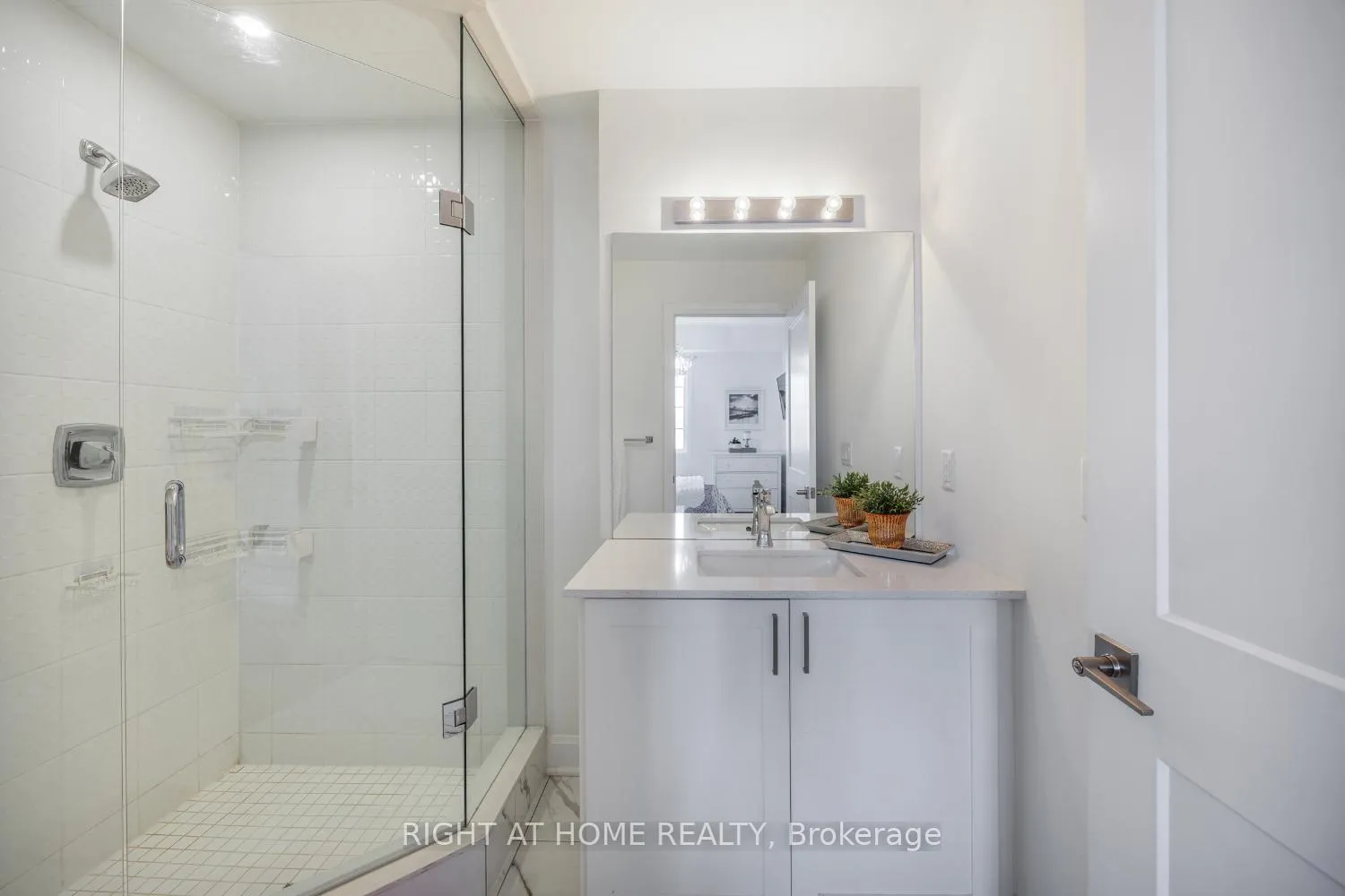 Photo 32 of Unit 402, 50 Lakebreeze Drive, Clarington, Newcastle — HOMEH