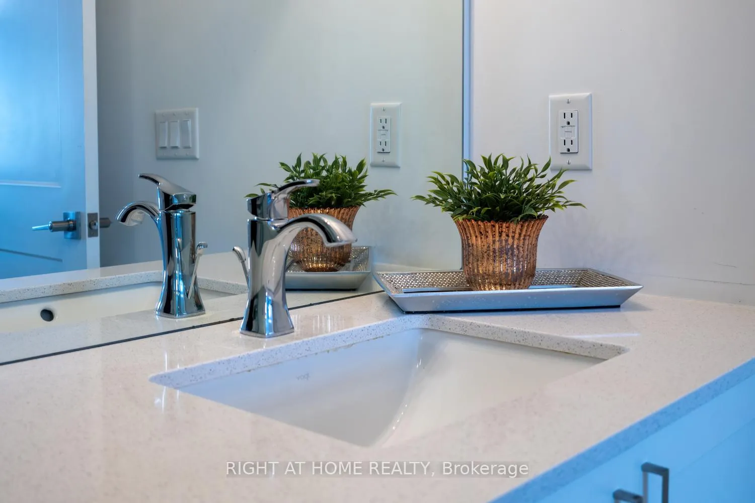 Photo 33 of Unit 402, 50 Lakebreeze Drive, Clarington, Newcastle — HOMEH