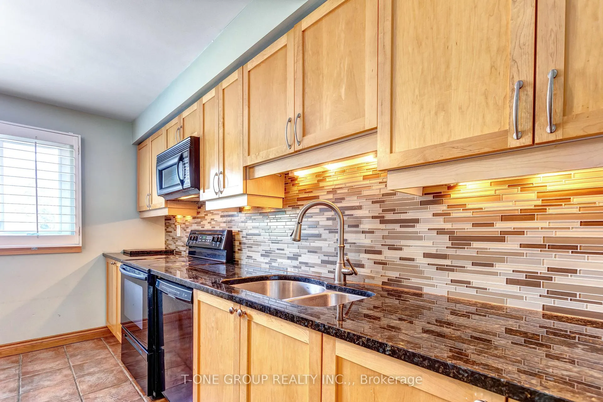 Photo 5 of 43 Peach Tree Path, Etobicoke, Kingsview Village-The Westway — HOMEH