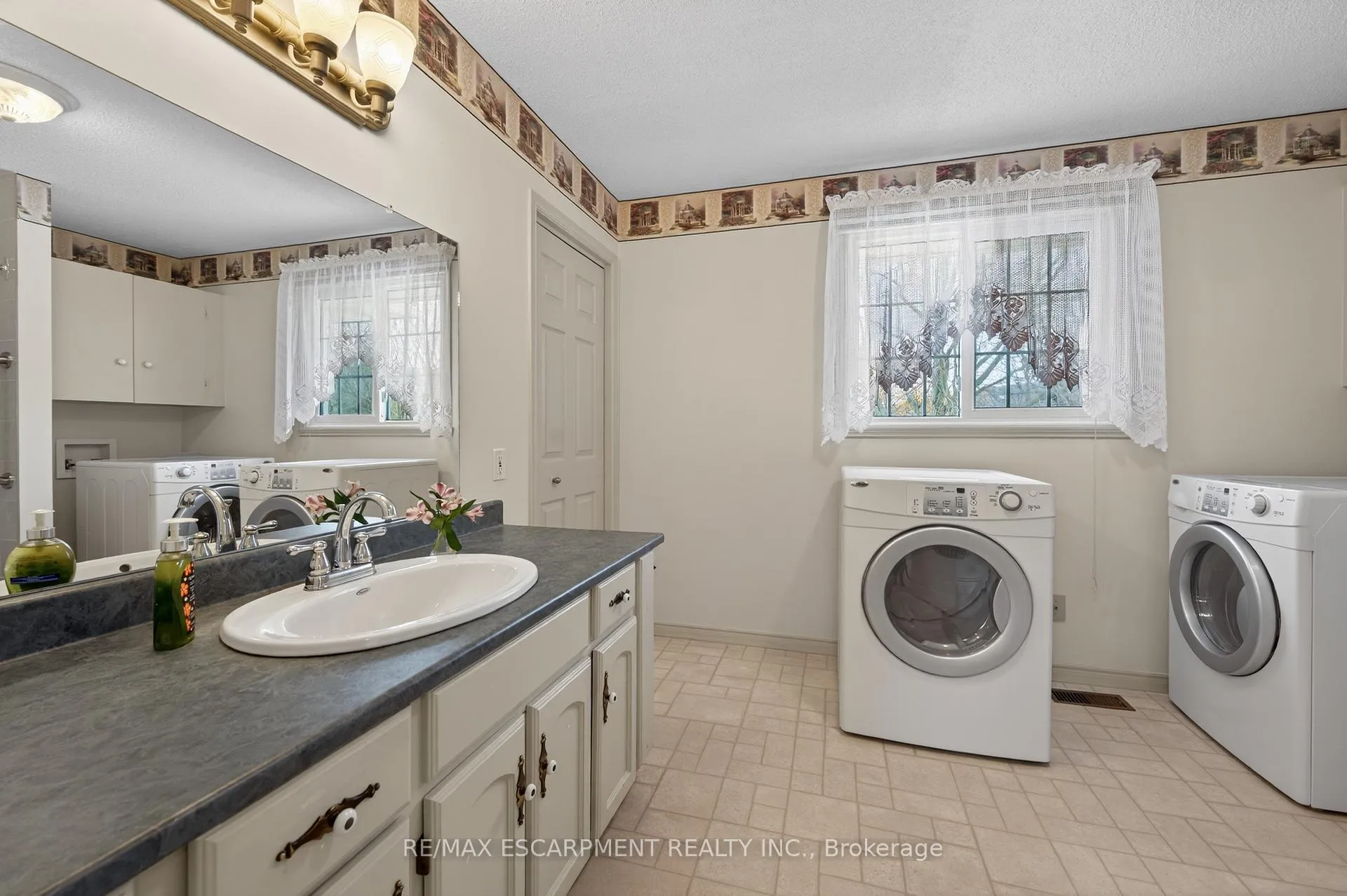 Photo 32 of 4 Hunter Road, Grimsby, Grimsby West — HOMEH