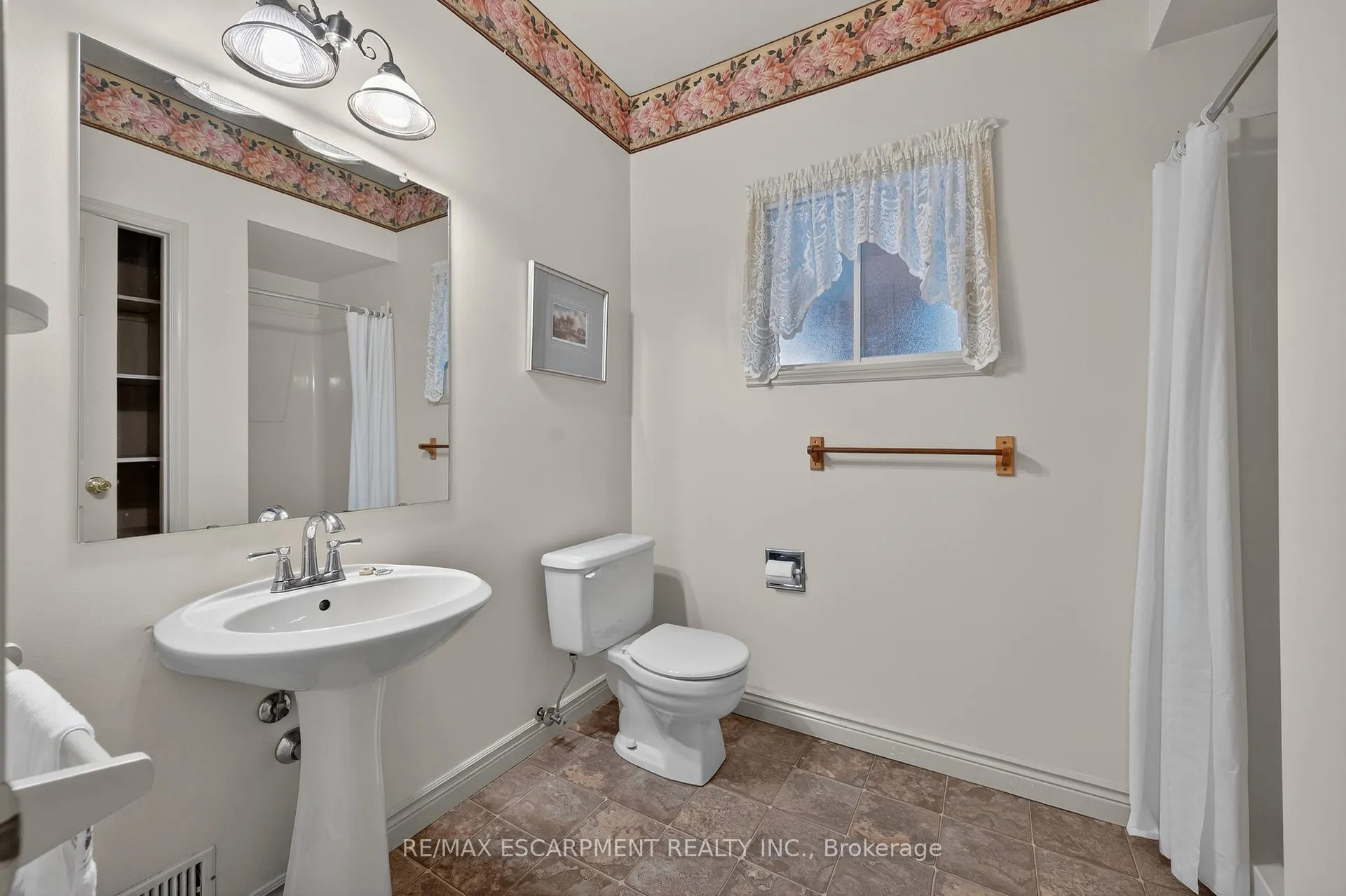 Photo 39 of 4 Hunter Road, Grimsby, Grimsby West — HOMEH