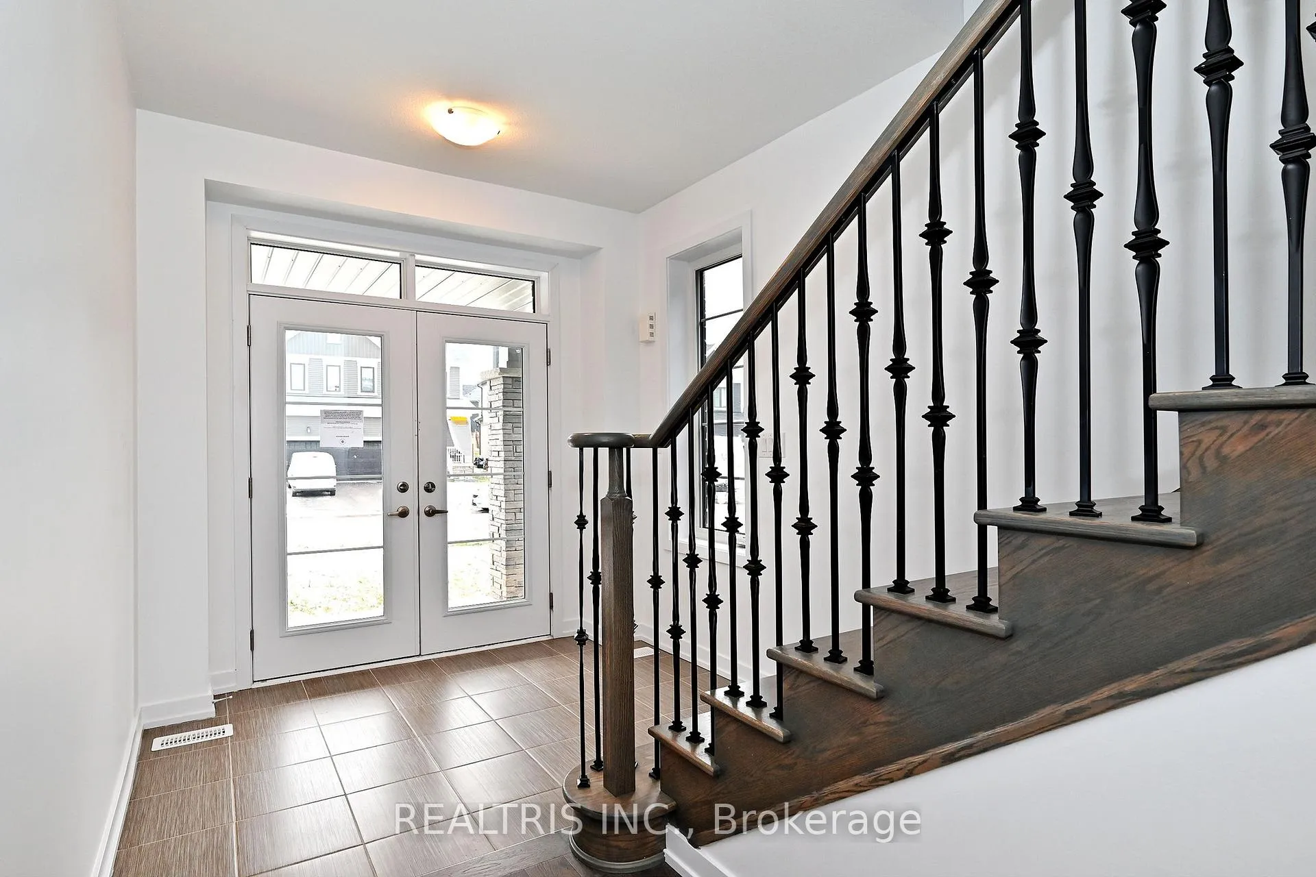 Photo 3 of 84 Hawick Crescent, Haldimand — HOMEH
