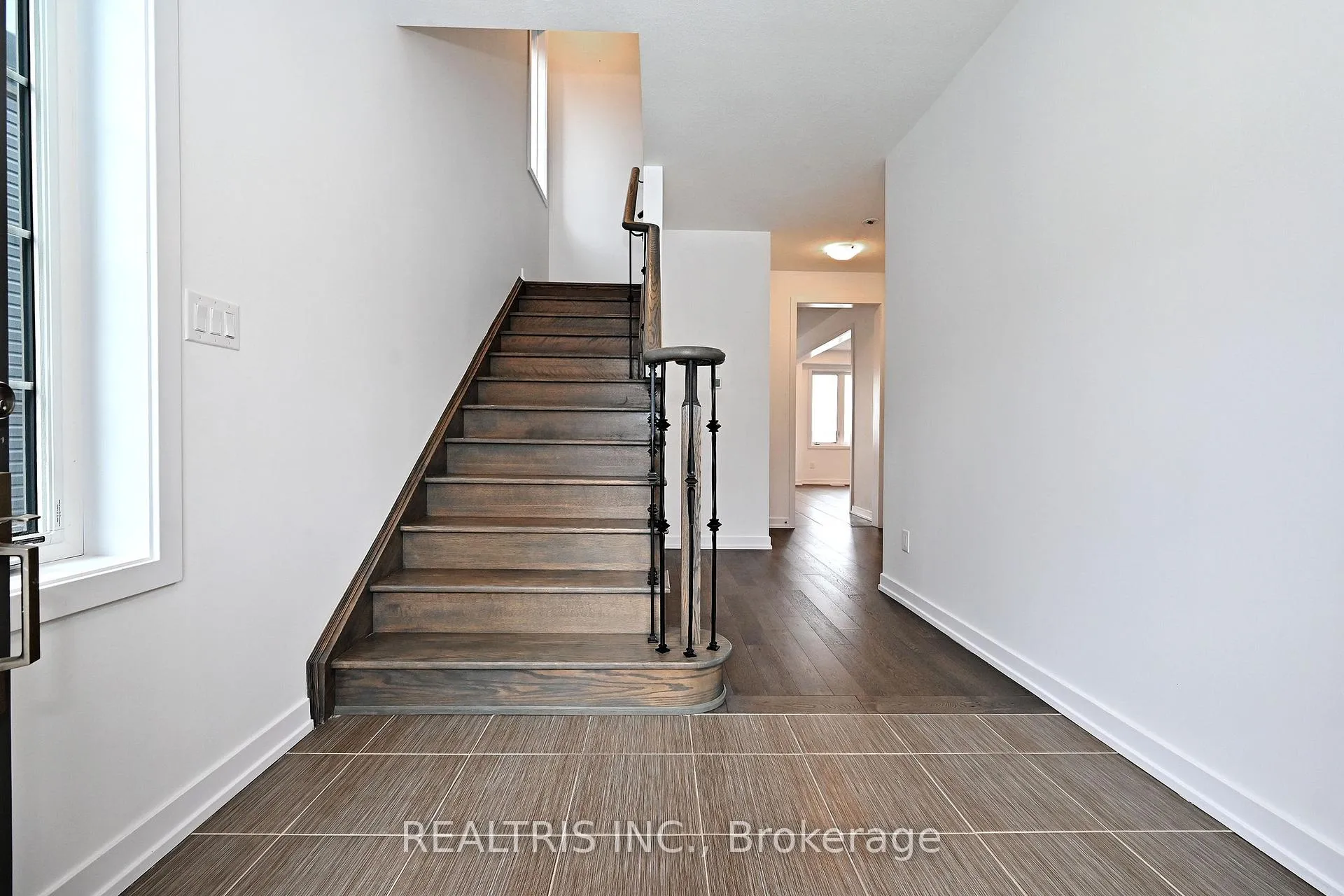 Photo 4 of 84 Hawick Crescent, Haldimand — HOMEH