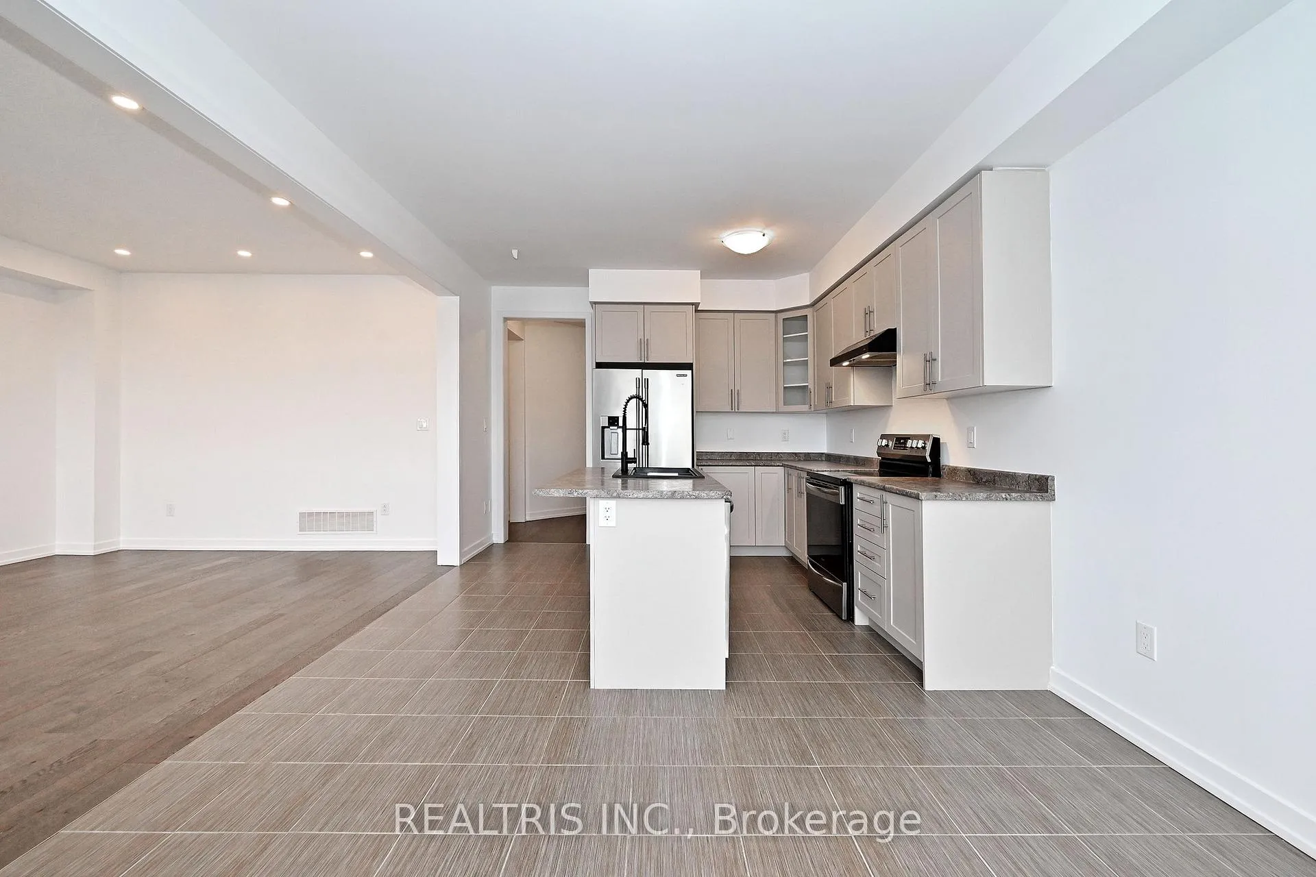 Photo 8 of 84 Hawick Crescent, Haldimand — HOMEH