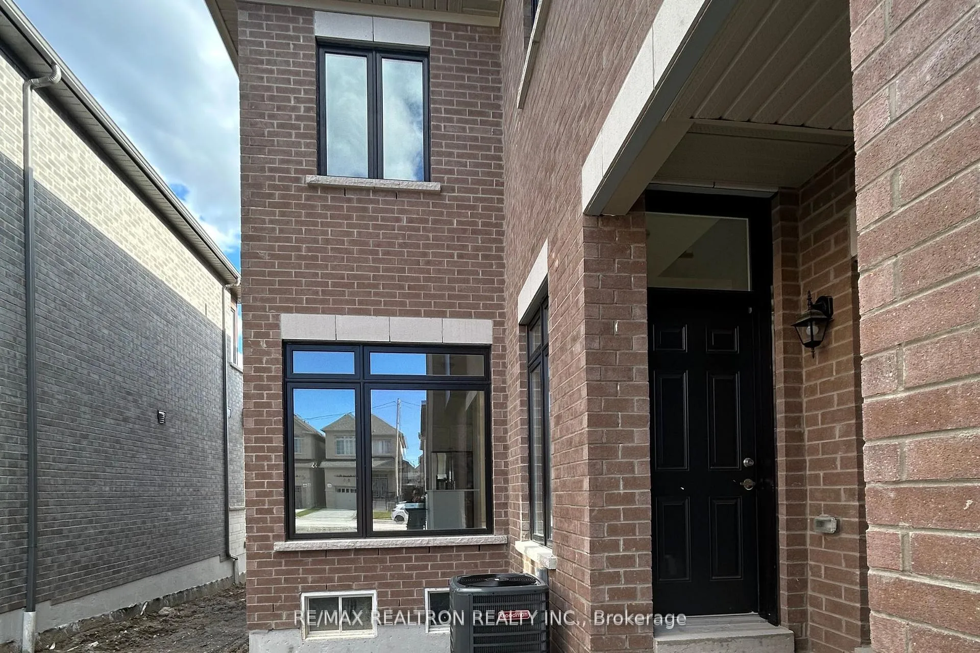Photo 8 of 9 Mountainside Crescent, Whitby, Rolling Acres — HOMEH