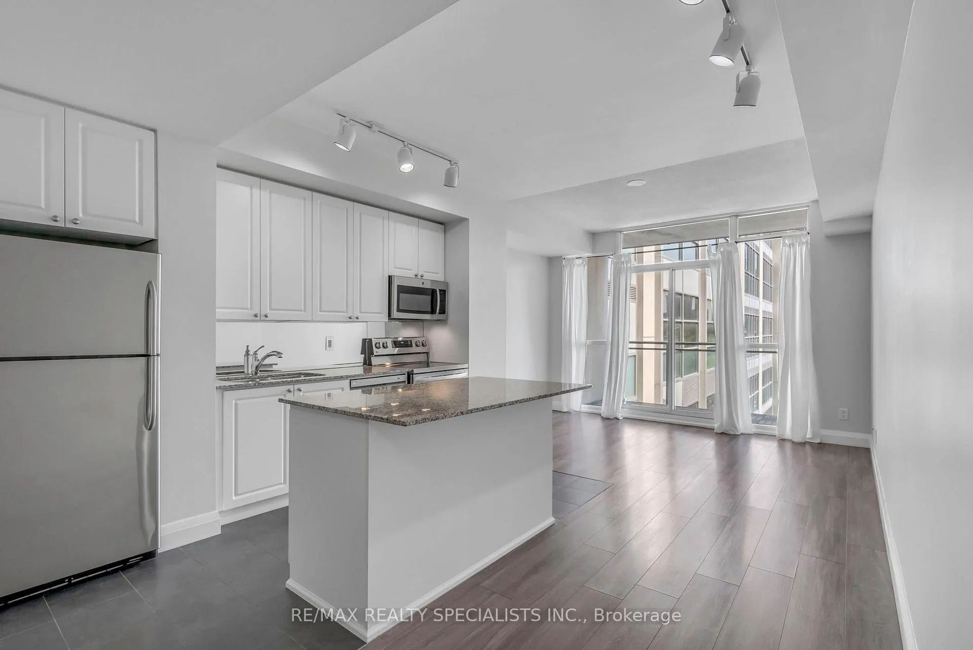 Photo 6 of Unit 309, 225 Webb Drive, Mississauga, City Centre — HOMEH