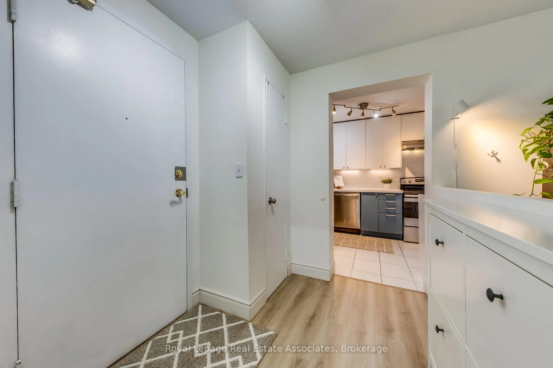 Photo 3 of Unit 901, 155 Hillcrest Avenue, Mississauga, Cooksville — HOMEH