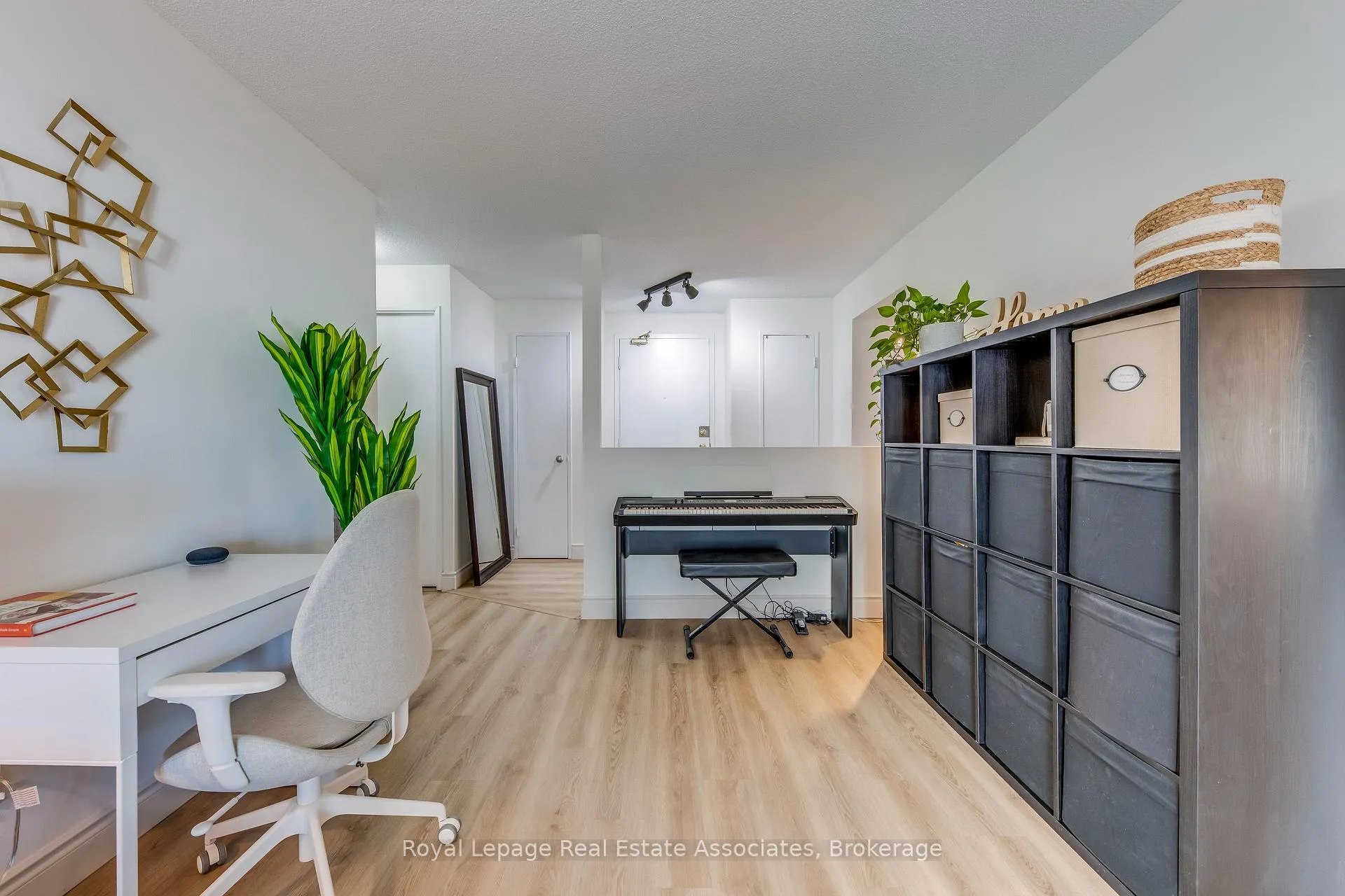 Photo 7 of Unit 901, 155 Hillcrest Avenue, Mississauga, Cooksville — HOMEH