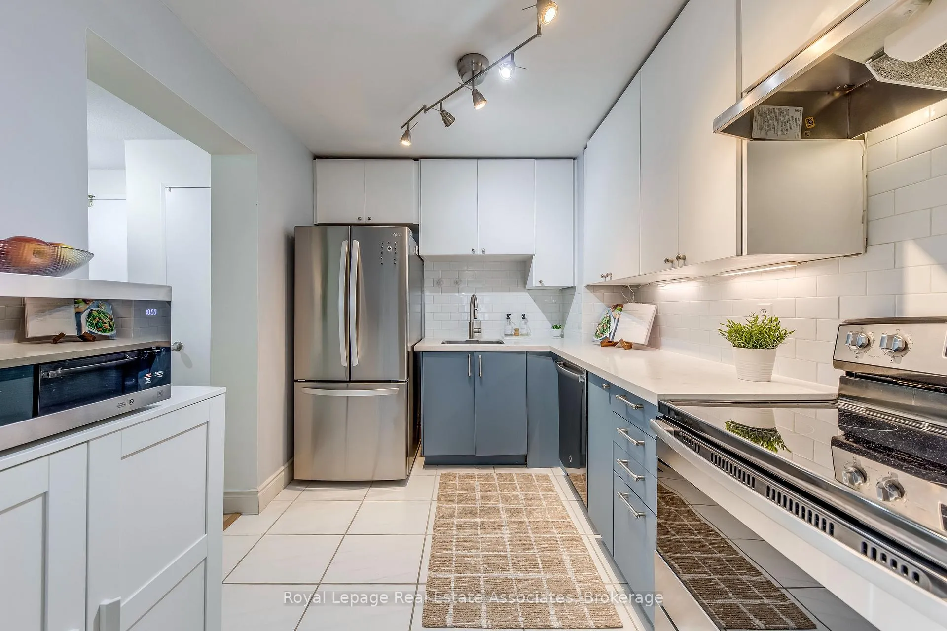 Photo 10 of Unit 901, 155 Hillcrest Avenue, Mississauga, Cooksville — HOMEH